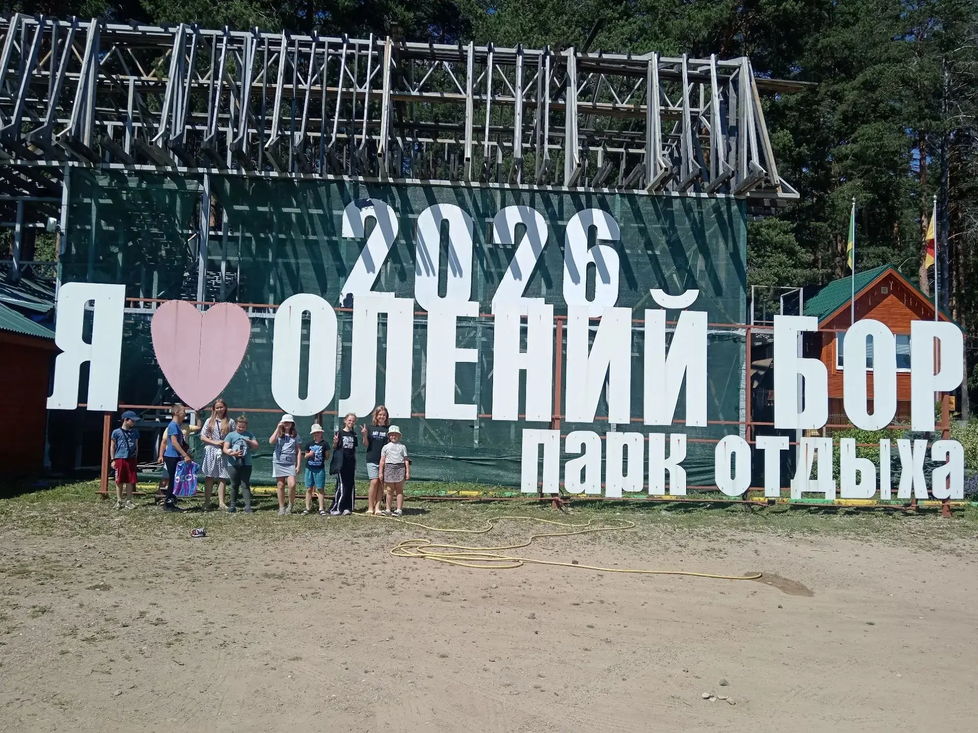 Побывали в оленьем бору — это было потрясающе! 😍🌲 Покормили милых оленей, они такие дружелюбные — 