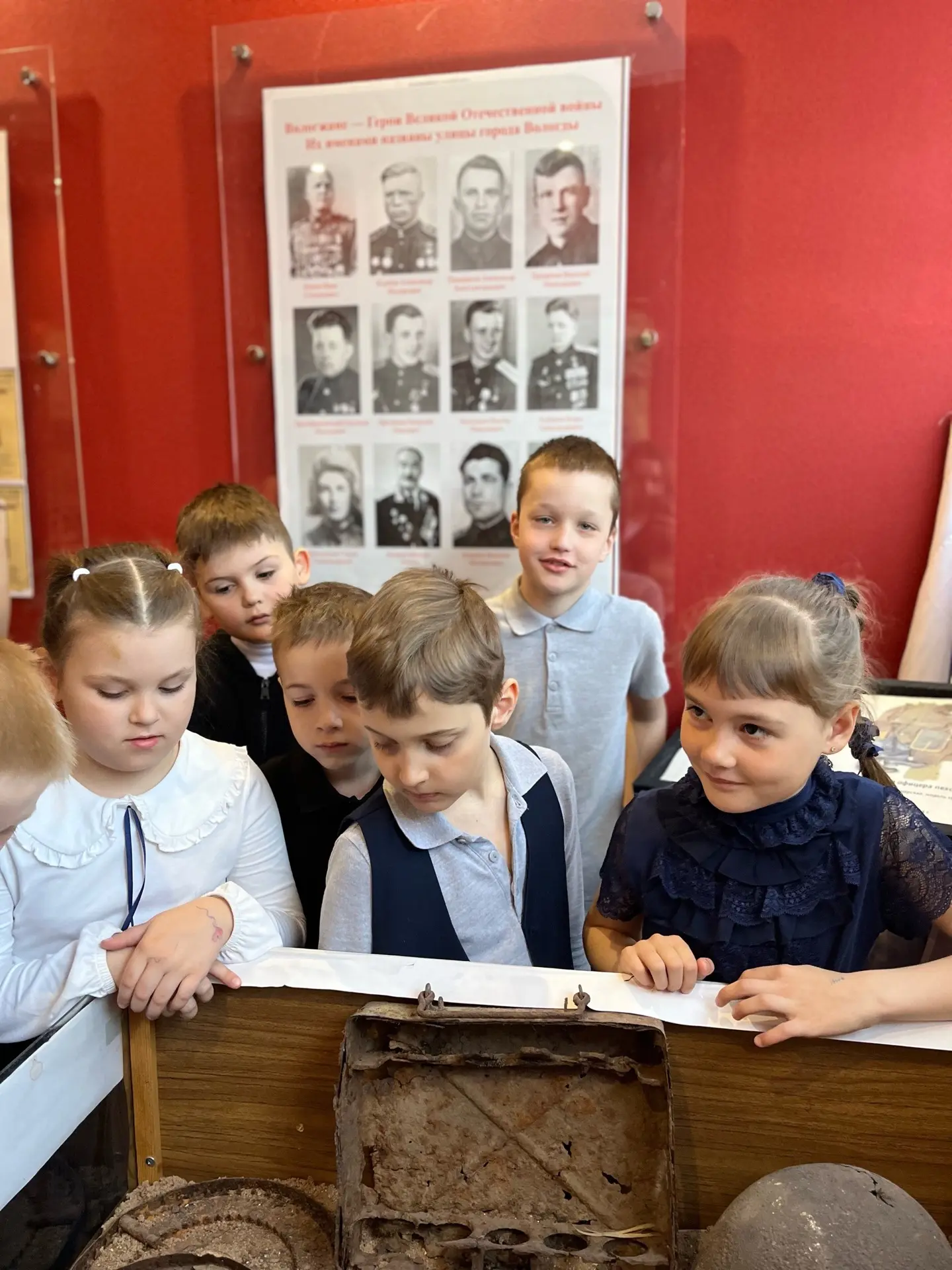 В ШКОЛЬНОМ МУЗЕЕ — путешествие в историю! 💫  Первоклассники сразу трёх классов — 1 «Б», 1 «В» и 1 «Е