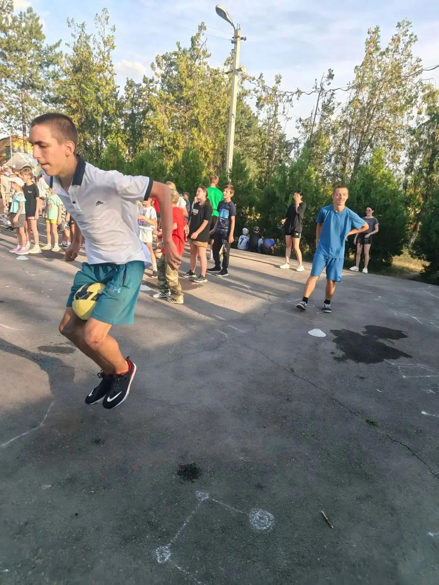 Первый день в лагере "Солнышко" прошёл шумно,  весело и дружно - ребята с первых минут ...
