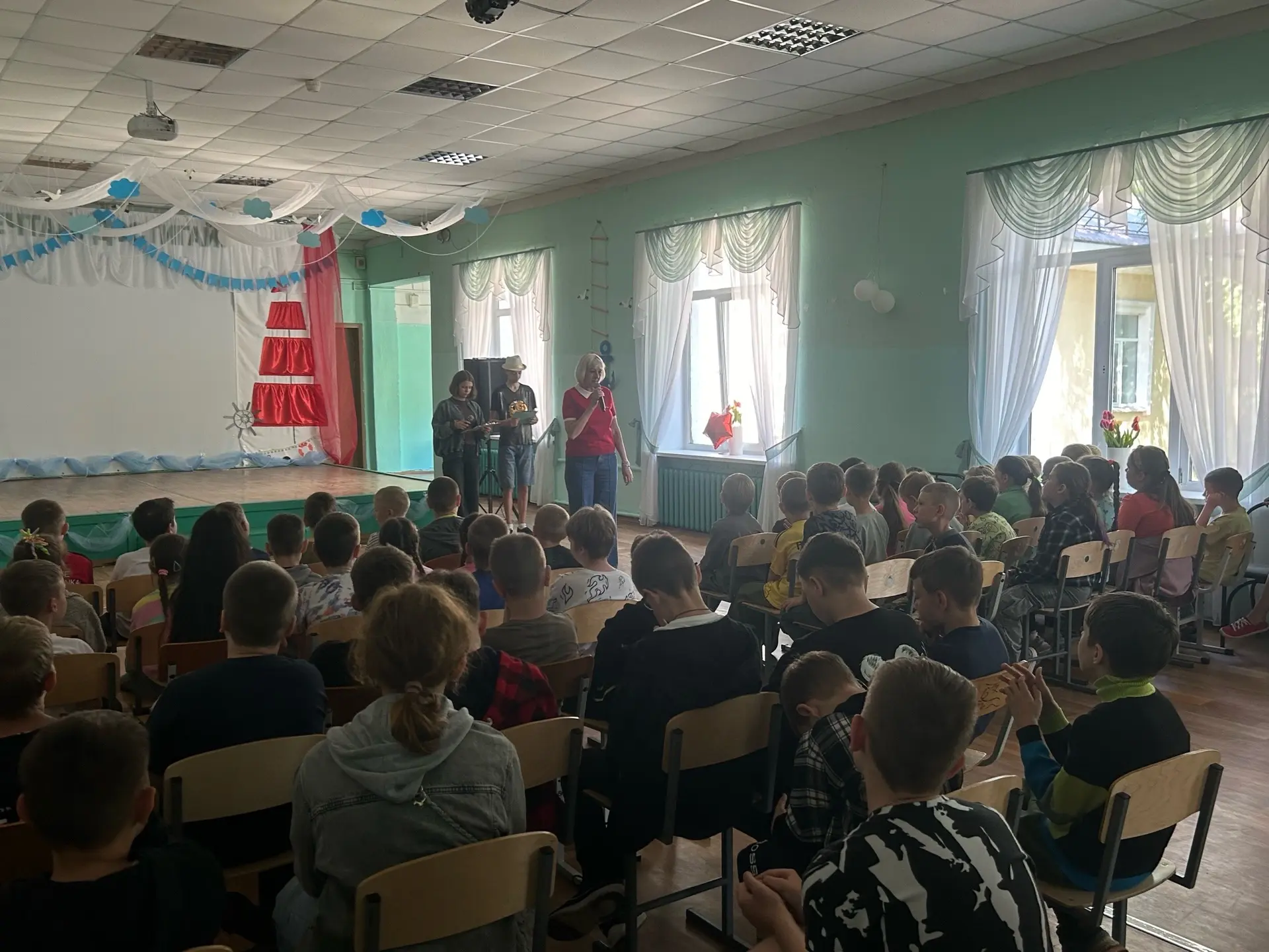 В школьном лагере прошло торжественное открытие смены. Праздник получился весёлым и энергичным.

Что