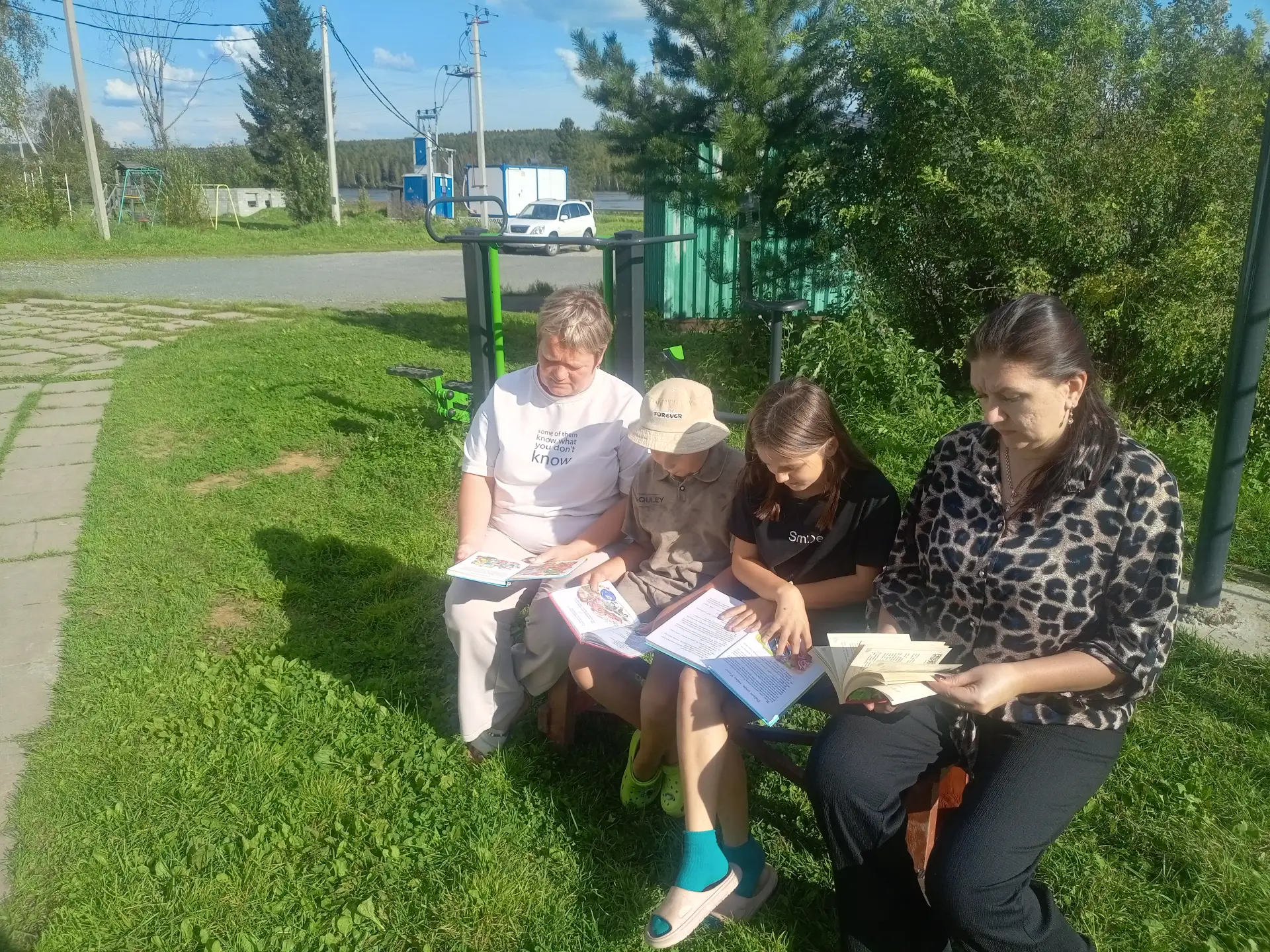 Книги, солнце, трава — читаем на лужайке! 📚☀️🌿