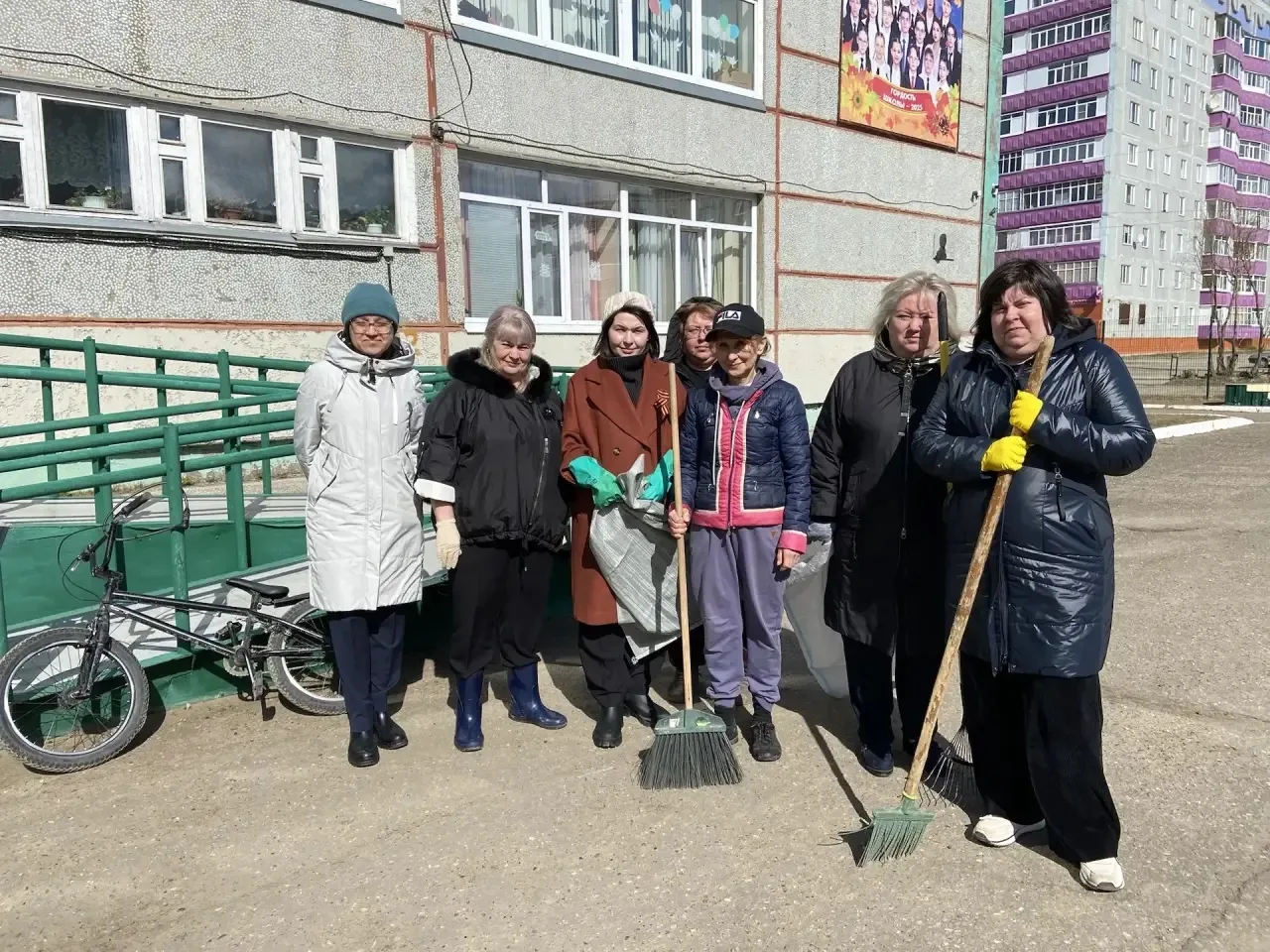 Сегодня, 8 мая 2026 года, в школе прошёл майский субботник по уборке пришкольной территории, в котор