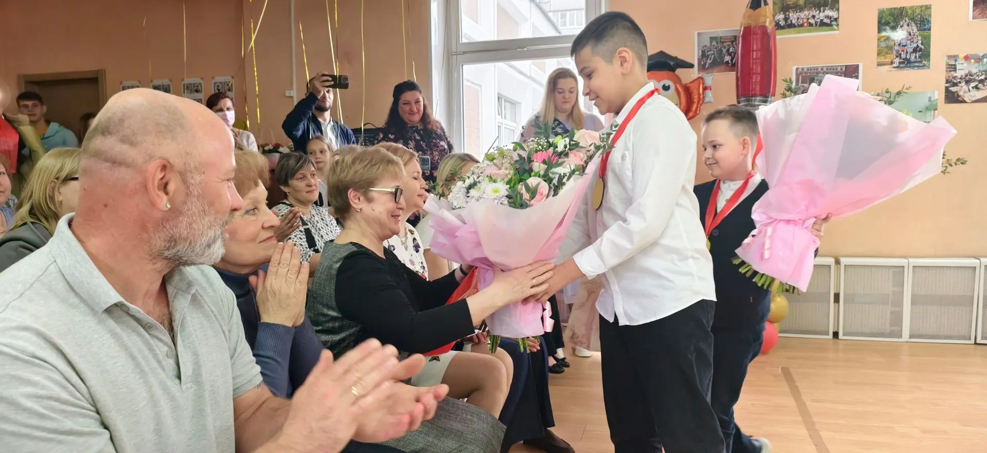 ПРАЗДНИК 4-ЫХ КЛАССОВ   🎉 В начальной школе прошел выпуск из 4-ых классов. Кажется, совсем недавно р