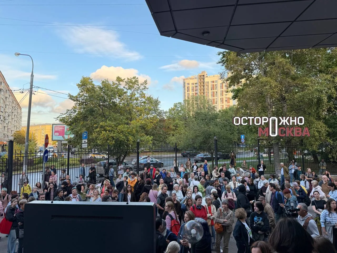 Около 400 человек находятся у здания суда, где избирают меру пресечения главе «Дома с м...