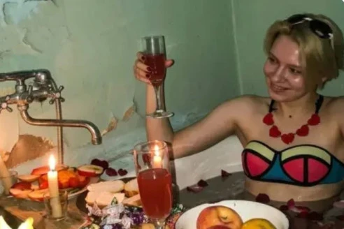 Я пришла домой в обед. Мой муж был в ванной с соседкой. Я заперла дверь и позвонила её мужу. — Подой