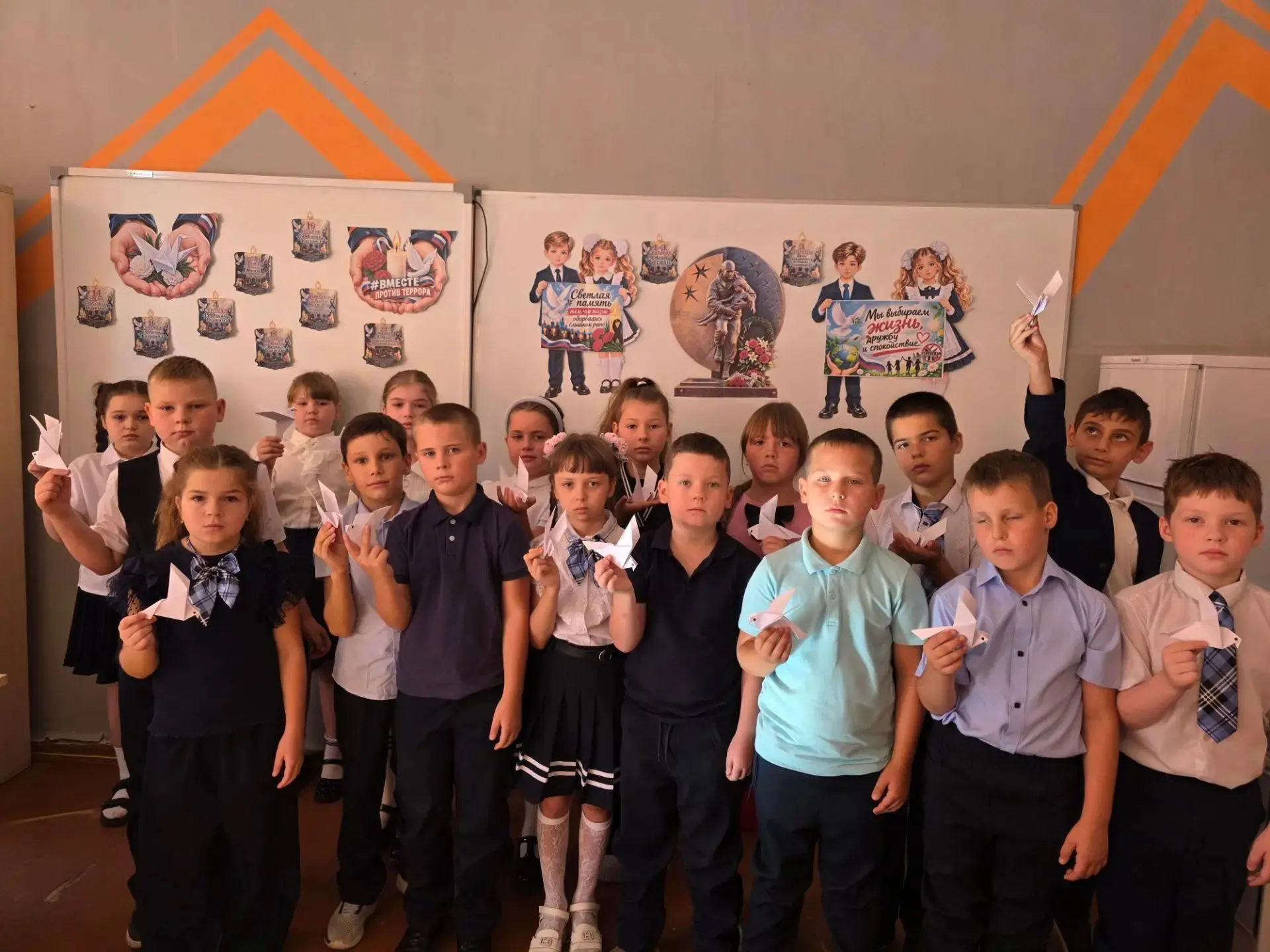 🕊️ В нашей школе прошла акция «Голубь мира», приуроченная ко Дню окончания Второй миро...