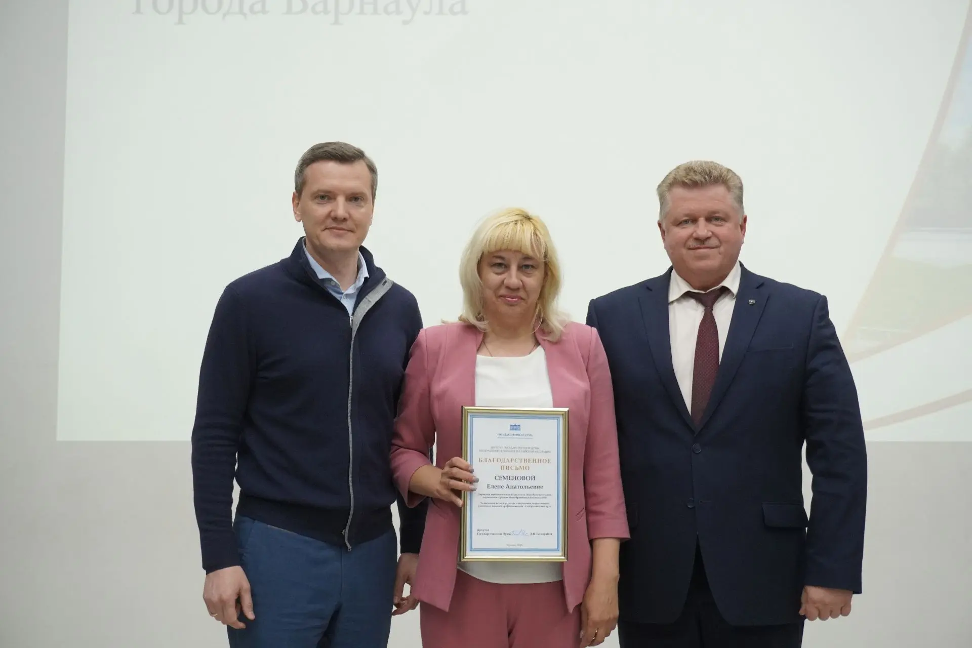 🏫 В Барнауле обсудили безопасность школ, подготовку к отопительному сезону и летнюю занятость подрос