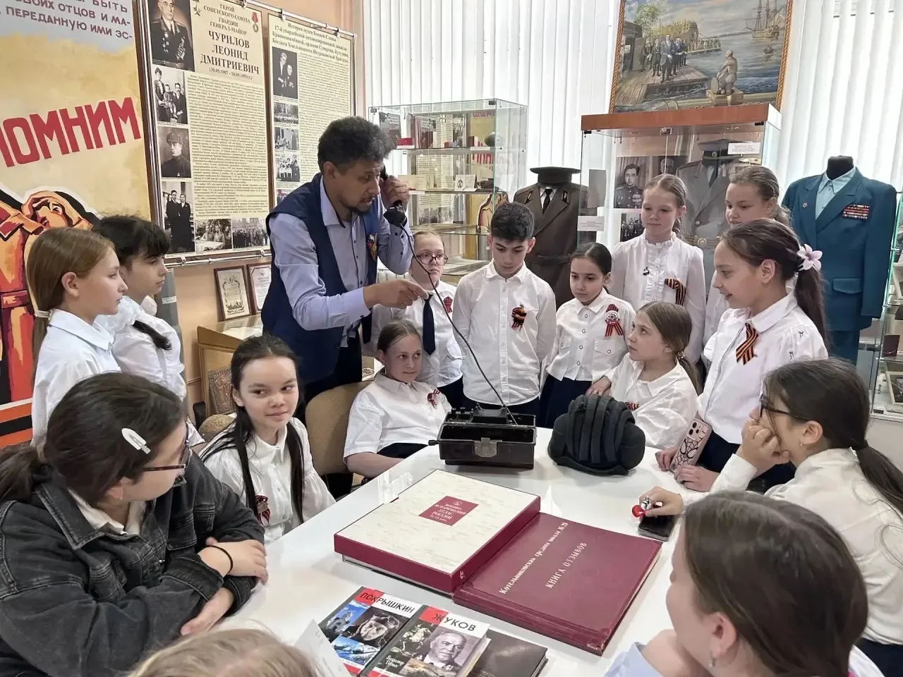 🎖 В рамках марафона «Наследники Победы» ученики 5«Э» класса побывали на экскурсии в музее Боевой Сла