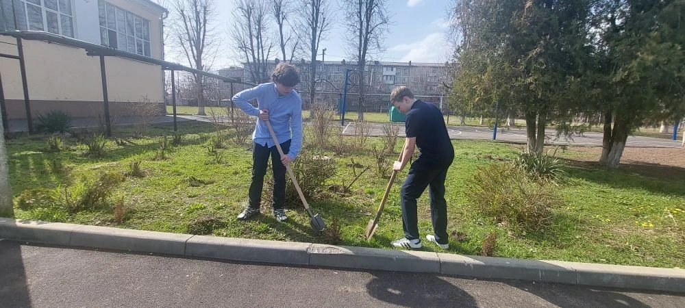 В рамках проведения общегородского двухмесячника и субботника по наведению порядка, активисты лицея 