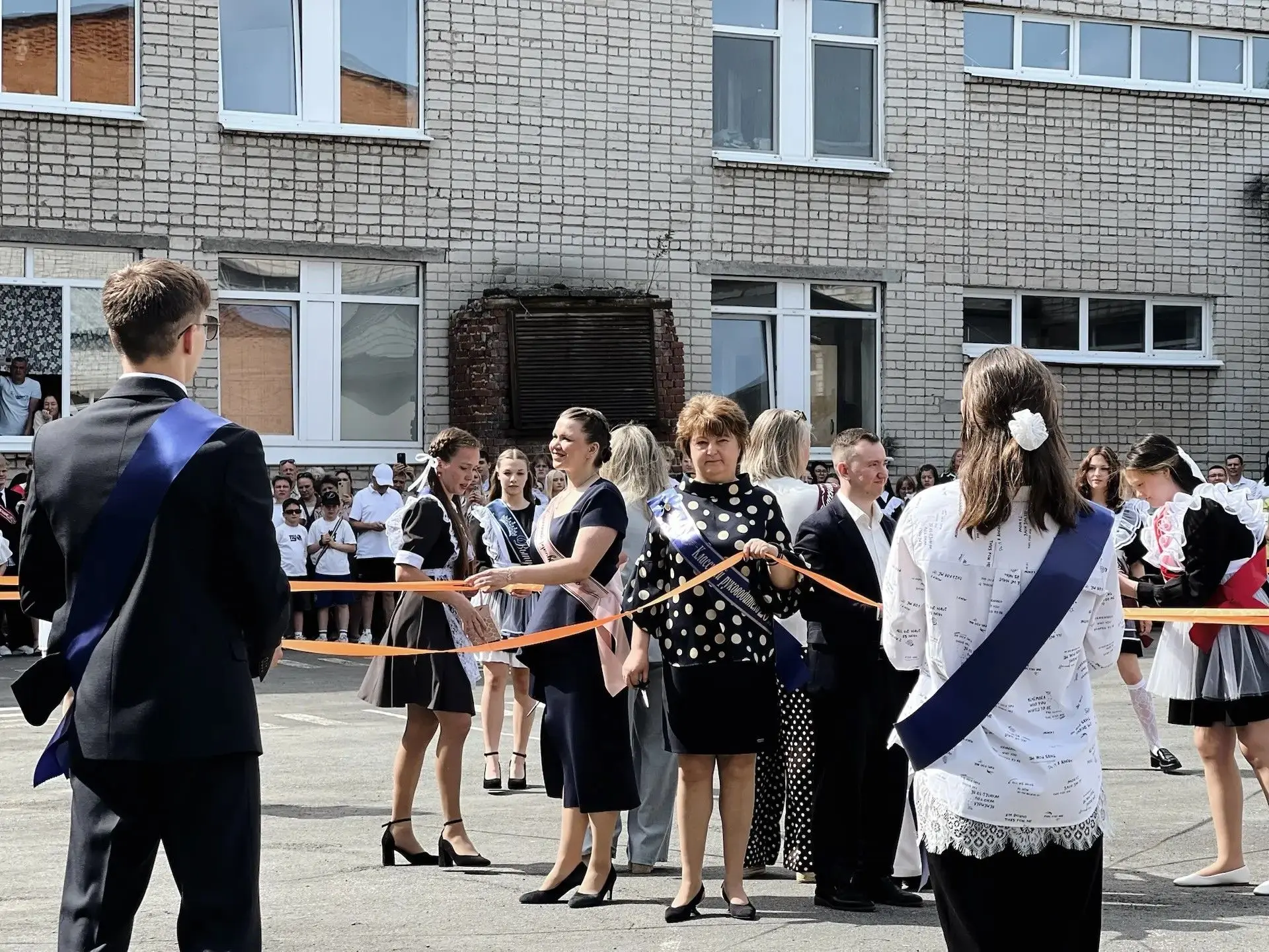 🔔 Сегодня особенный день — для наших девятиклассников и одиннадцатиклассников прозвенел последний зв