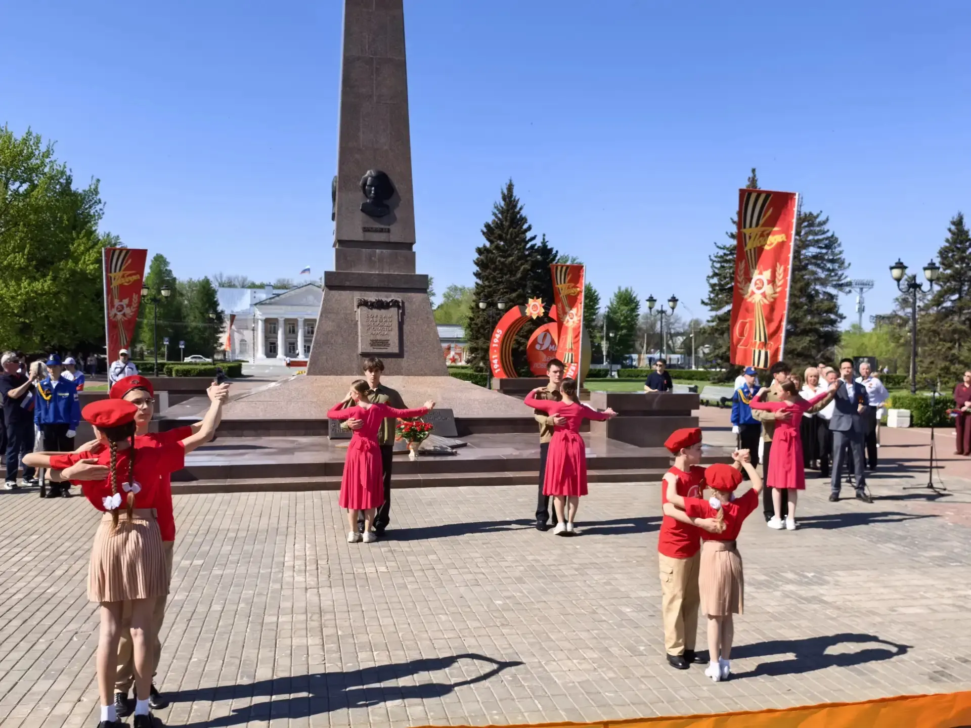 🇷🇺 8 мая наш Лицей принял участие в памятной акции «Преемственность поколений», посвящённой Дню Побе