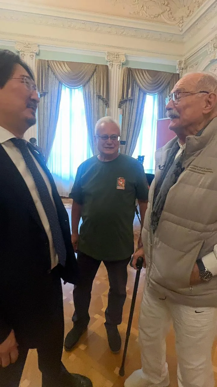 К Никите Сергеевичу Михалкову хотелось приехать не с официальными сувенирами, а с вещам...