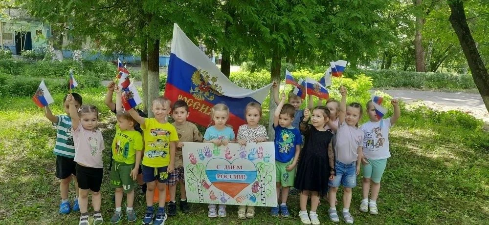 🇷🇺В преддверии Дня России ребята из средней группы создали настоящий творческий подар...