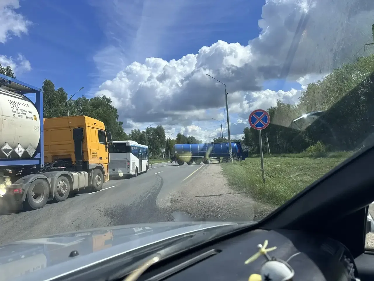 Около Мотордеталь перекрыта дорога