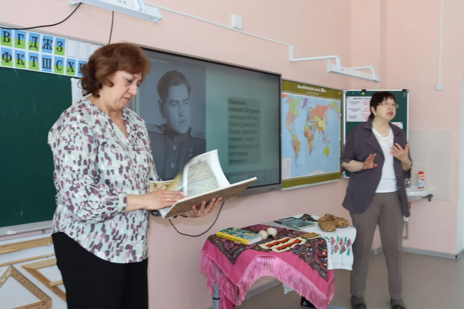 🇷🇺Сегодня в 4 «В» классе прошёл тематический урок «Тайны мира эрзян и мокшан», посвящённый культуре 