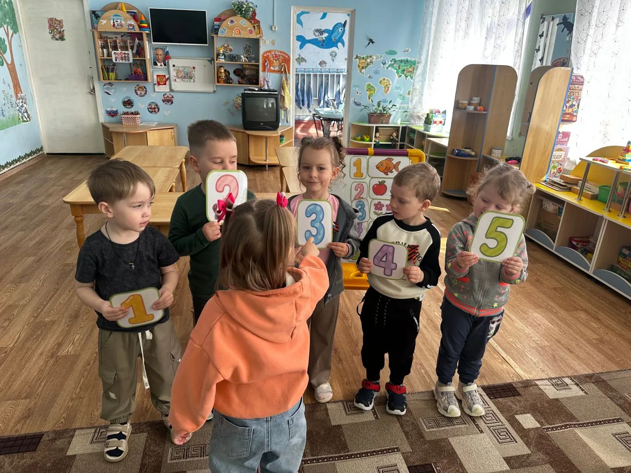 С математикой мы дружим, 
Цифры знаем все на «пять»! 
Вместе весело мы сможем 
До пяти вам посчитать