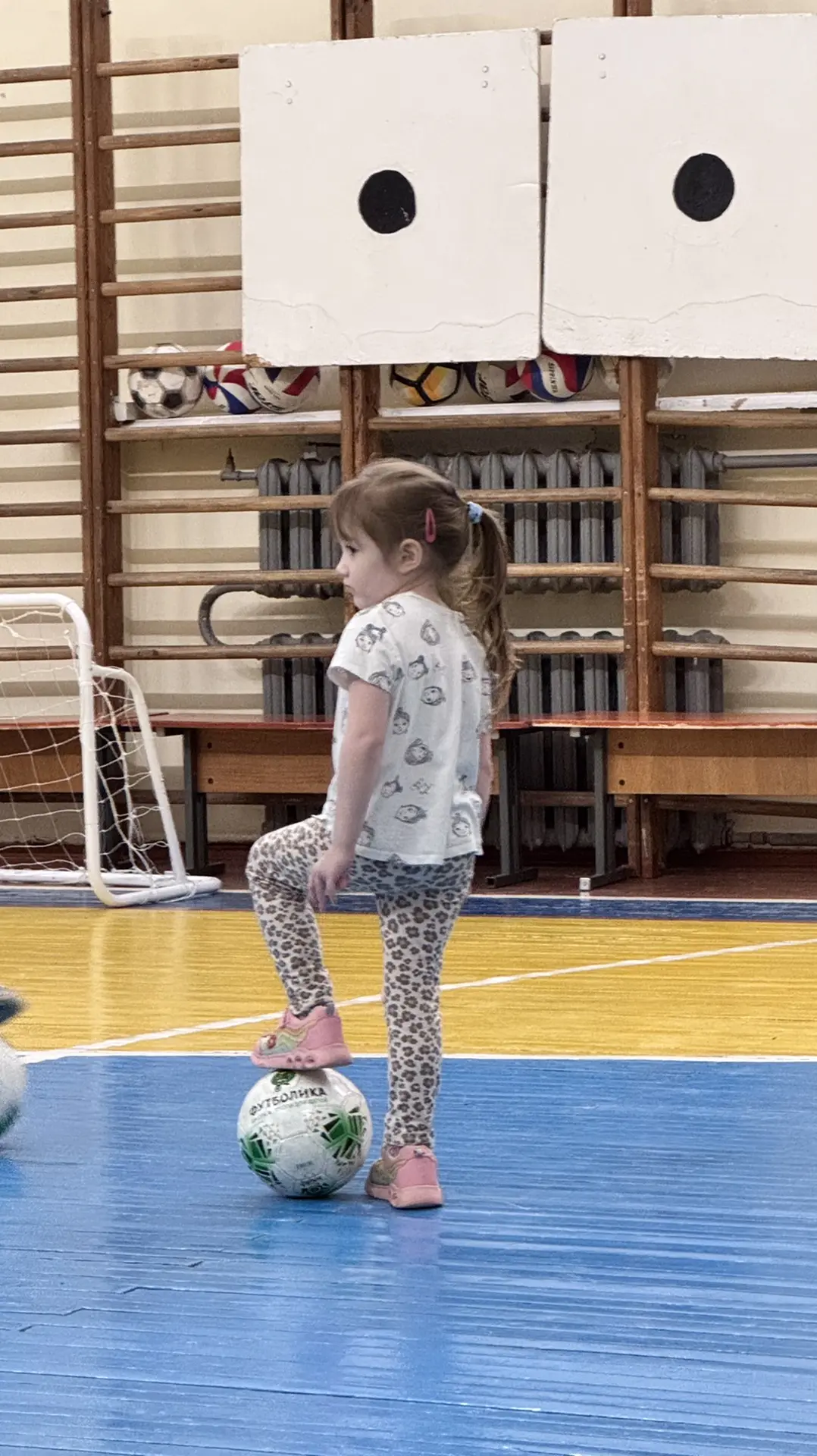Вчера внезапно сходили на пробное занятие по футболу 😁 Понравилось, но не совсем для Дианы, как мне 