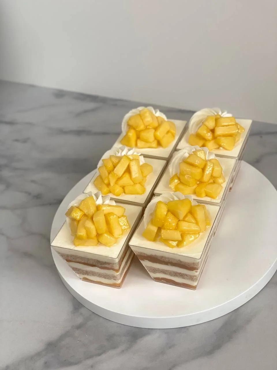 Освежаемся летними тропическими вкусами😍 

Набор трайфлов 6шт.
🥭 Начинка манго- маракуйя. 

Больше