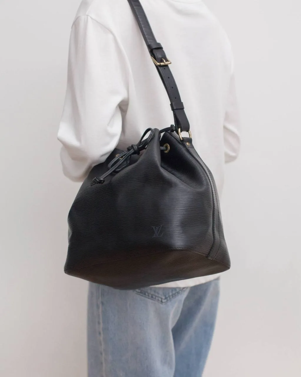 Еще с тех пор, как я узнала, что bucket bags были созданы чтобы переносить 5 бутылок иг...