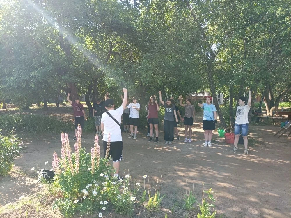 🌞 Отряд "Улыбка" встретил очередной яркий солнечный день на пришкольном участке.
💫"Вдох глубокий, 