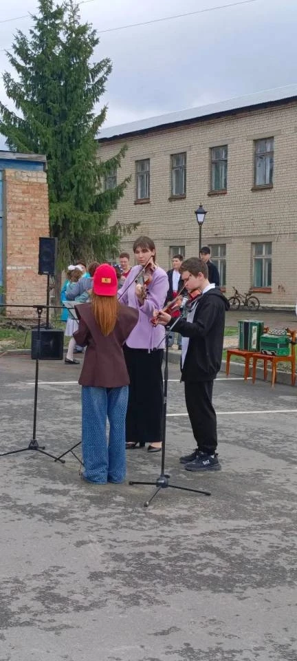 6 сентября на площади возле Центра детского творчества (ЦДТ) Шемышейского района состоя...