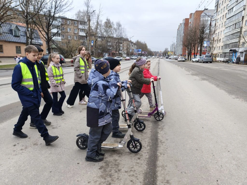 🚦 С наступлением тепла наши первоклассники всё чаще проводят время на свежем воздухе — катаются на в
