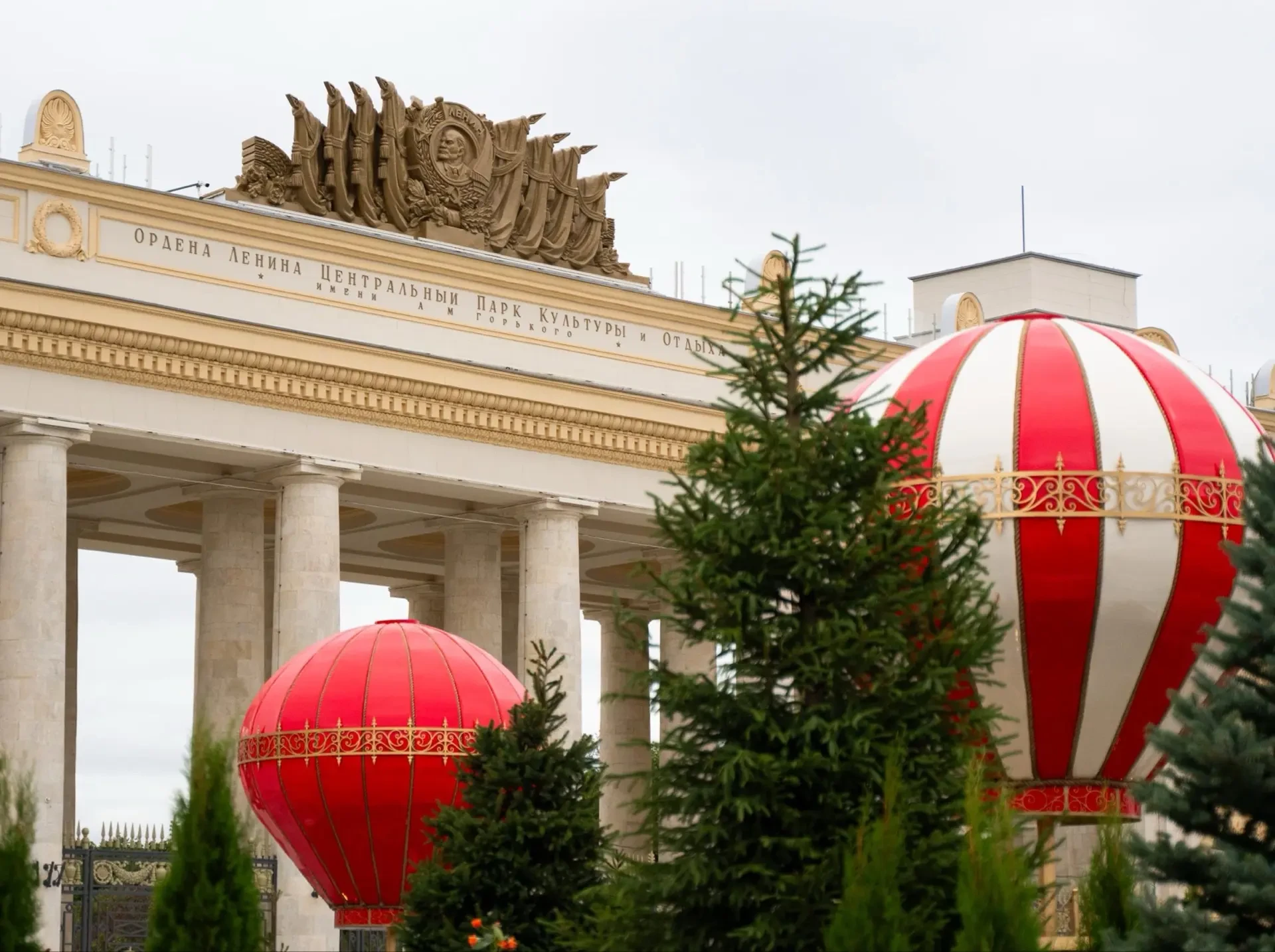 🎪 Перед Главным входов в Парк Горького обновили пространство