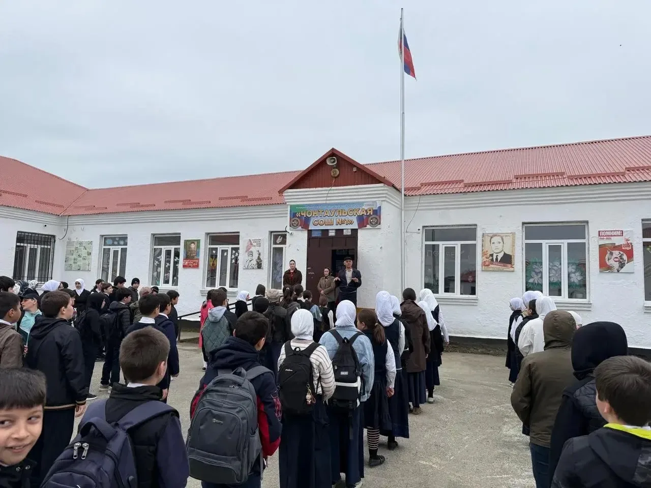 Ежедневно утро в нашей школе начинается с зарядки. Это уже стало хорошей традицией, которая помогает