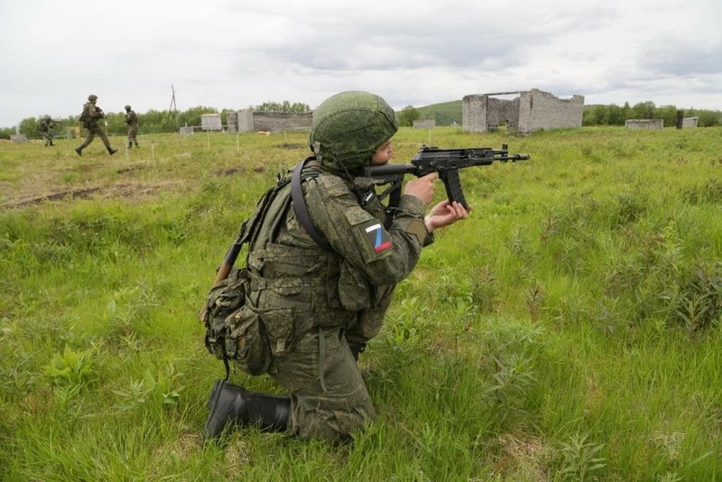 Новобранцы мотострелковых подразделений общевойсковой армии Восточного военного округа выполнили зад