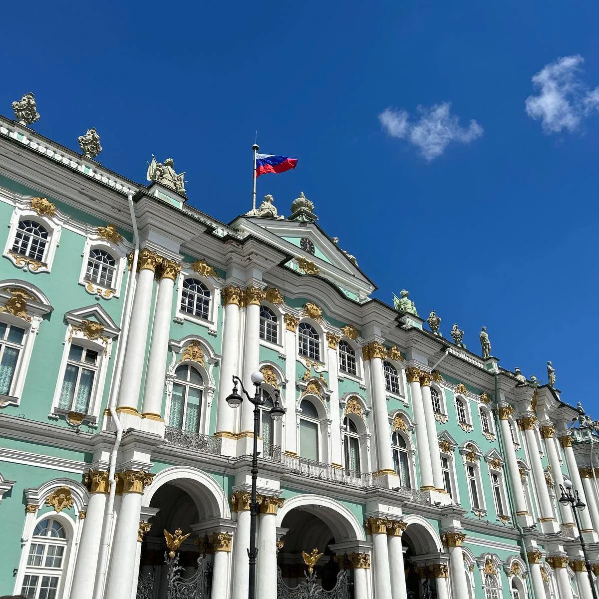 🇷🇺 С Днём России, Петербург! Мира, счастья и процветания нашей стране

❤️ Подписывайся в МАКС | TG