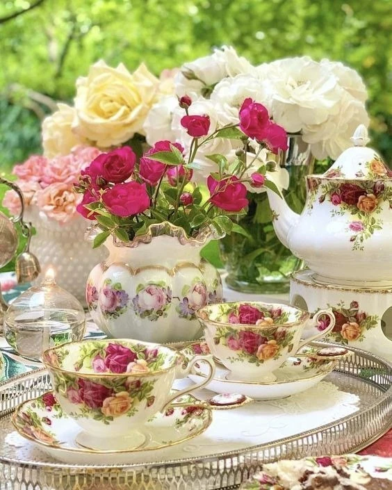 Доброе утро! ☕️  🌺 

Пусть в этот день, согретый радостью, теплом -
Исполнятся мечты и ожидания! 💖
