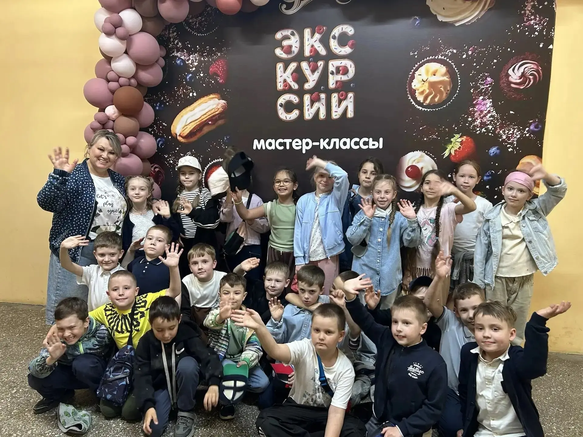 📅 20 мая учащиеся 1 «Б» класса посетили кондитерскую фабрику «9 островов»! 😍    В ходе экскурсии реб