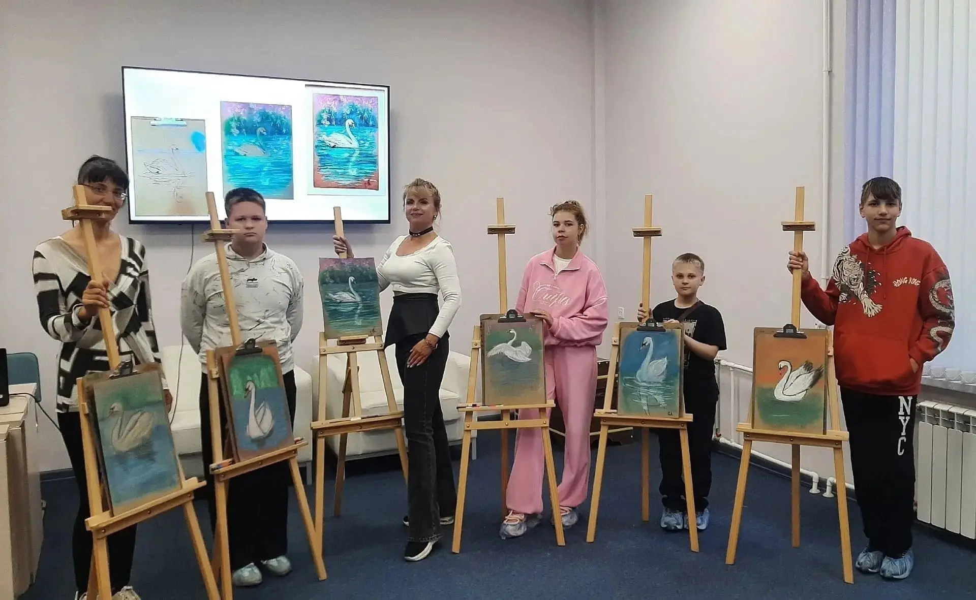 Арт‑терапия в Семейном МФЦ: знакомство с собственными эмоциями через символ лебедя

🗓 29 июля в Сем