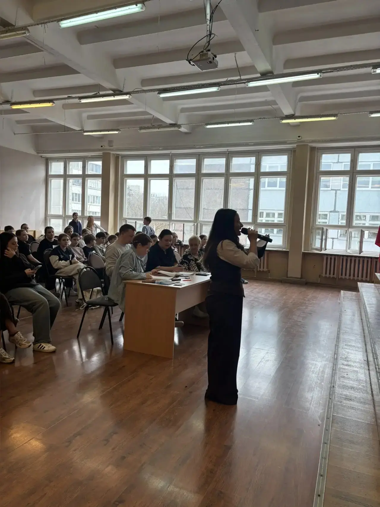 ✨ Театр в каждом из нас: как прошёл конкурс импровизации в нашей школе! ✨  Сегодня, в Международный 