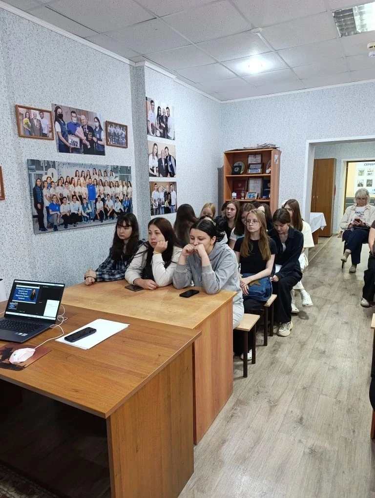 Дворец молодёжи распахнул двери для особенной встречи! 
Выпускники школ, а сегодня уже студенты, кот