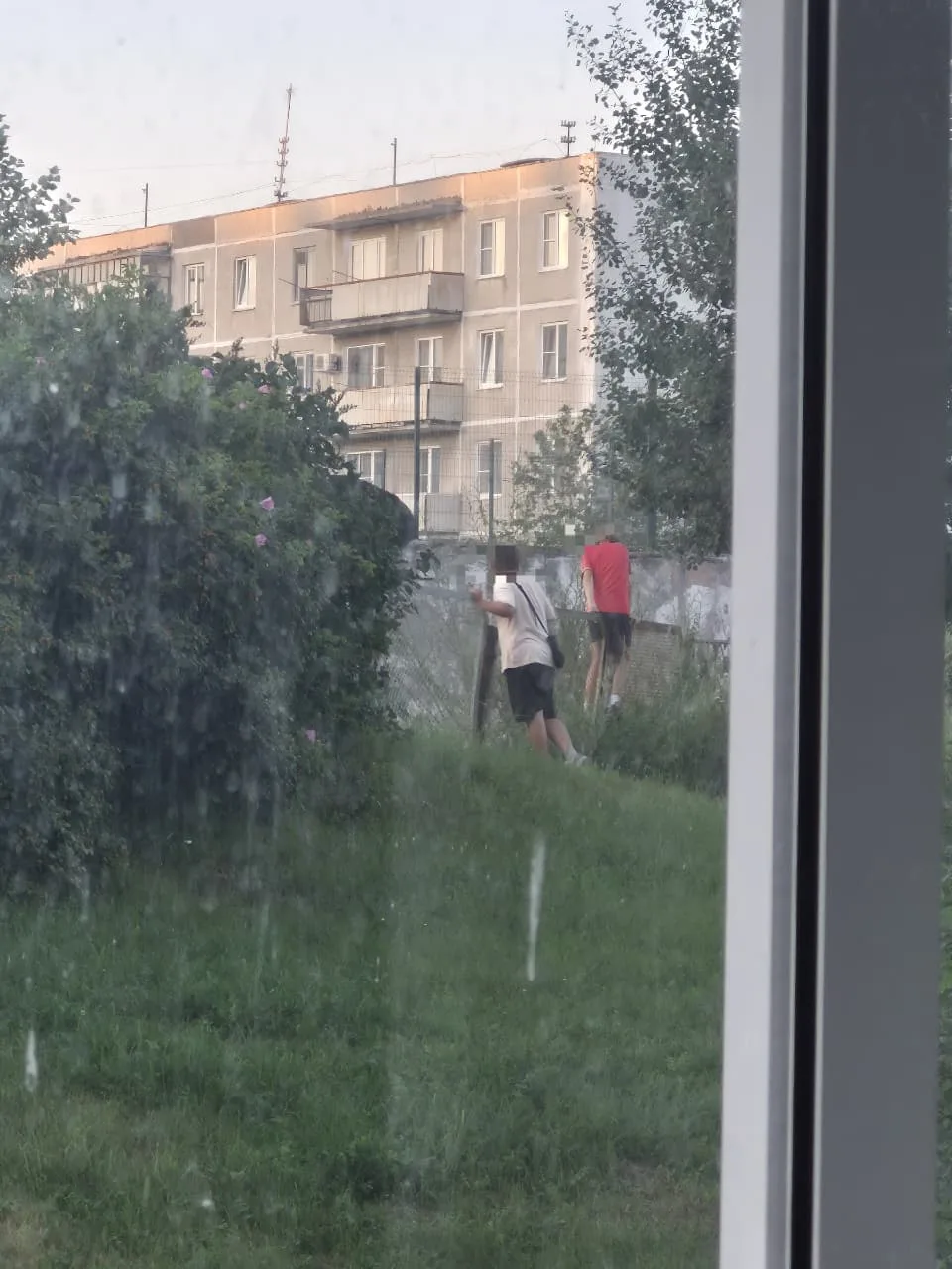 Здравствуйте, Ольга, выставите пожалуйста этих детей, пусть родители знают, что вытворяют их дети.
В