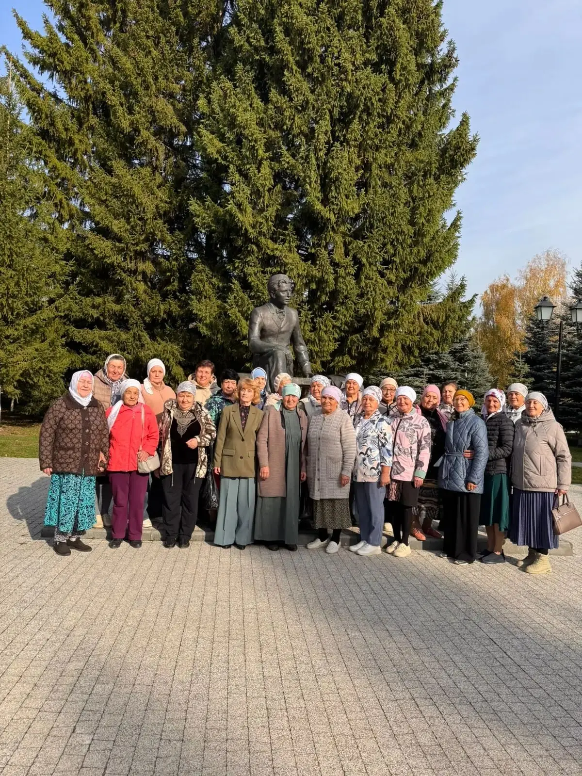 "1 октябрьдә бер төркем ветеран почта хезмәткәрләре өлкәннәр көне уңаеннан Яңа Кырлайга...