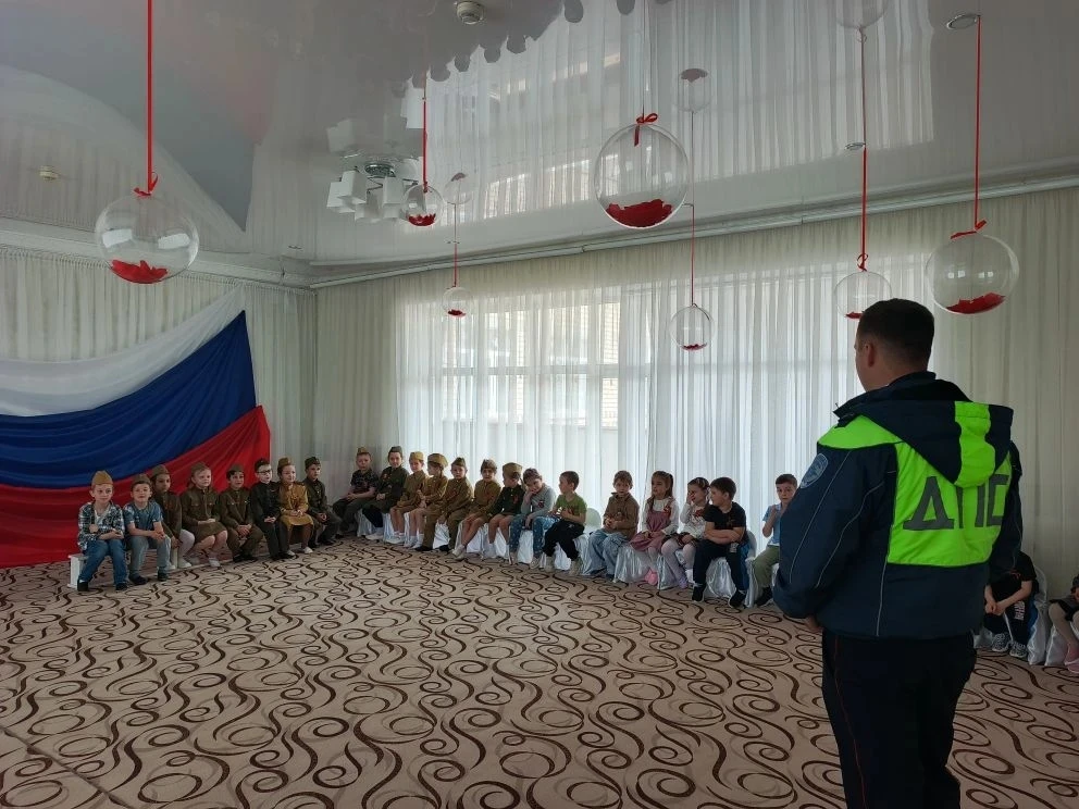 В детском саду № 16 прошла профилактическая встреча с сотрудниками ГИБДД ОМВД России «Ш...