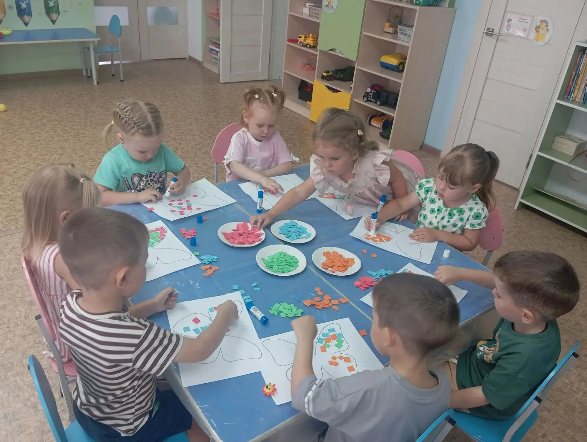 Аппликация "Бабочка 🦋"
Мои крылья- лепестки 
И красивы и легки 
Все меня хотят поймать 
Но не смогу