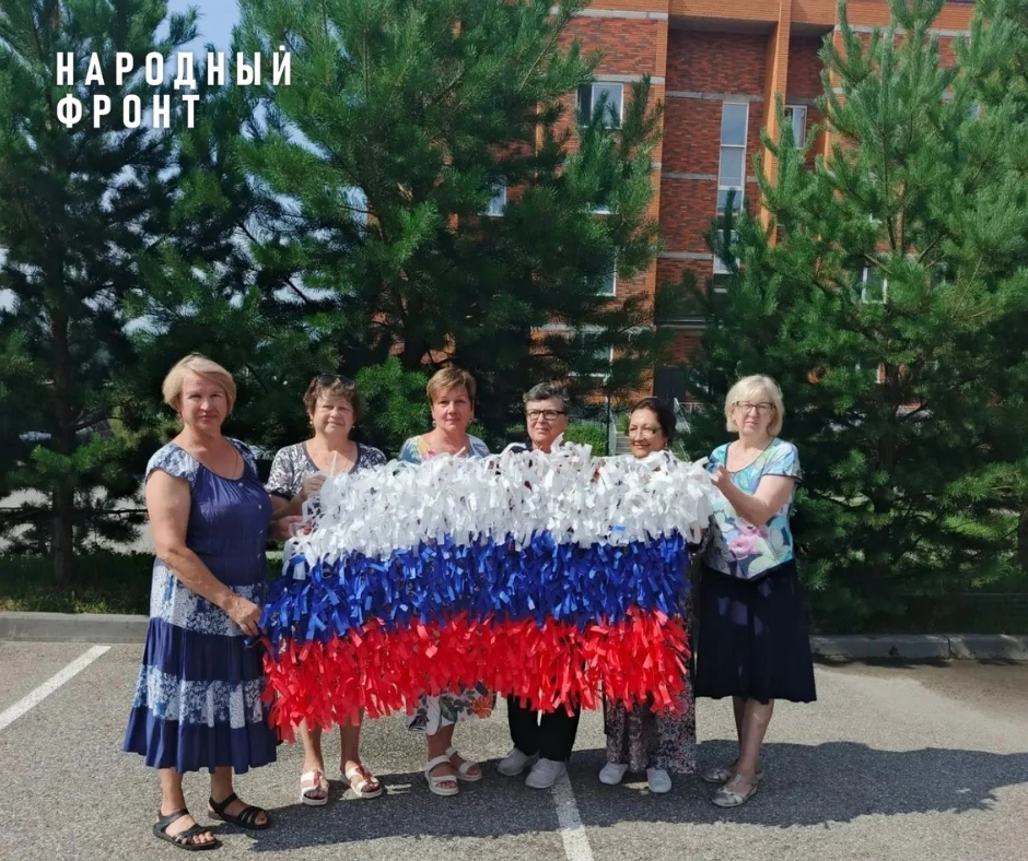 Томские волонтёры сплели российский триколор из масксетей