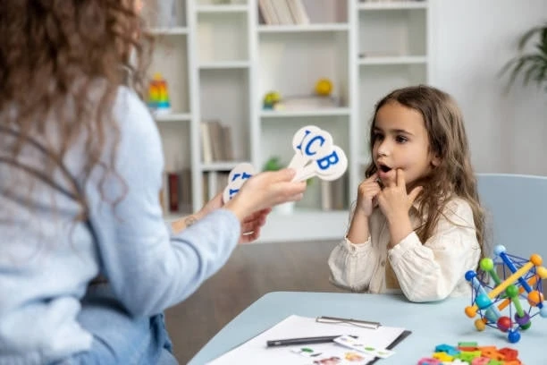 👶 Раннее развитие речи: когда стоит обратиться к специалисту?