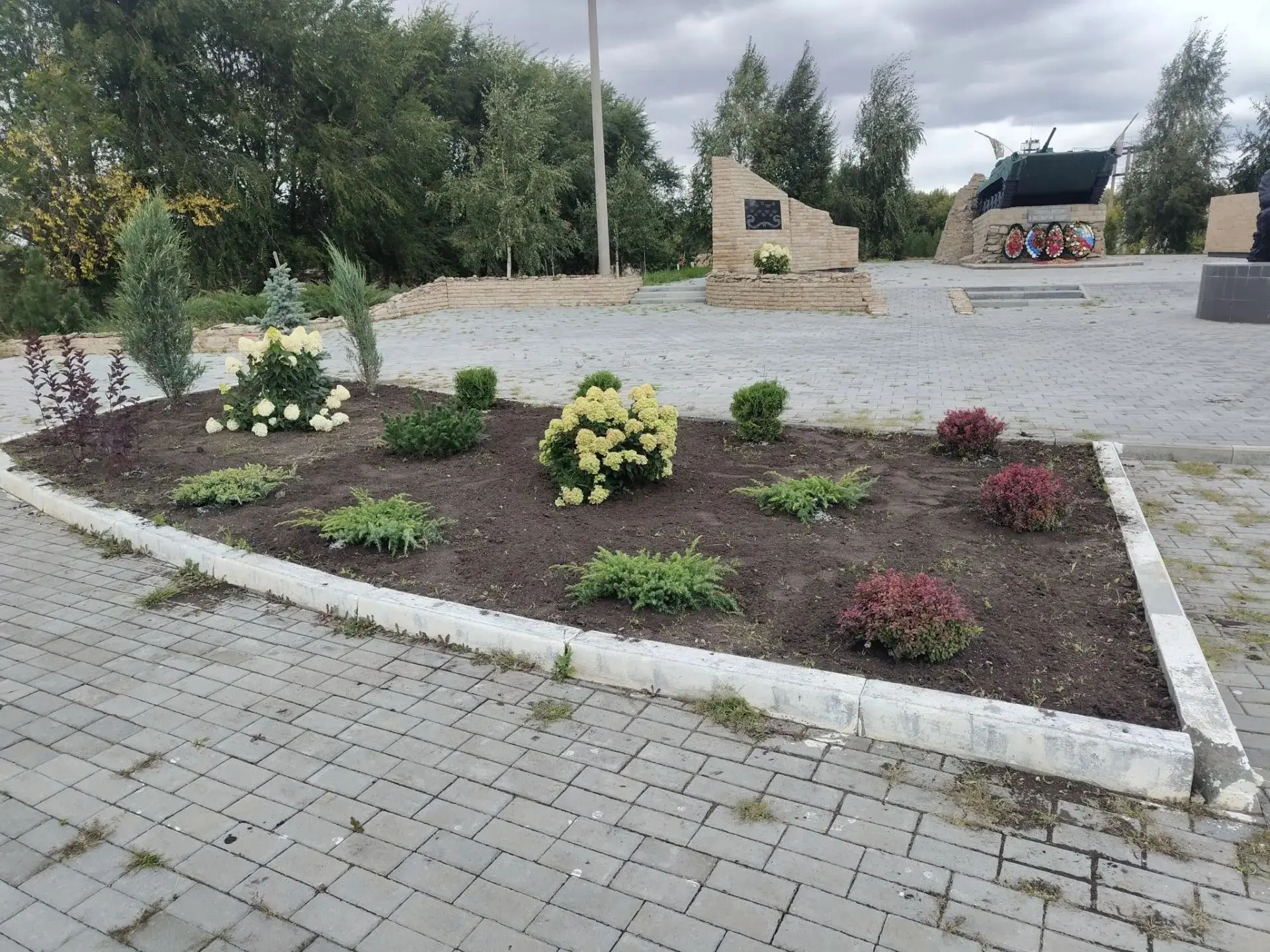 🌼Представители предпринимательского сообщества приняли участие в озеленении сквера вои...