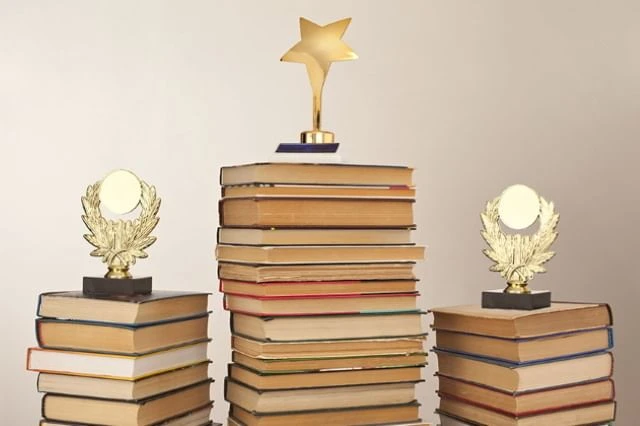 Книжные премии — 2026: за кем следить?

Литературный сезон в самом разгаре, и в этом году на российс