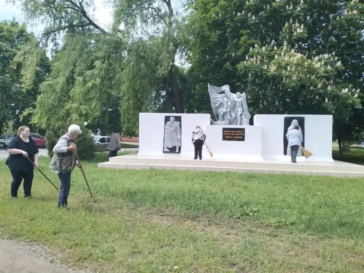 «Творение весны и труда»: в Ахтарском прошел субботник  Сотрудники СДК поселка  Ахтарского организов