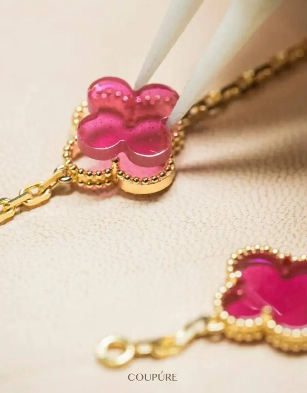 Тема обсуждений последних дней - новая коллекция Pink Enamel Alhambra от Van Cleef & Arpels🩷

Вмест