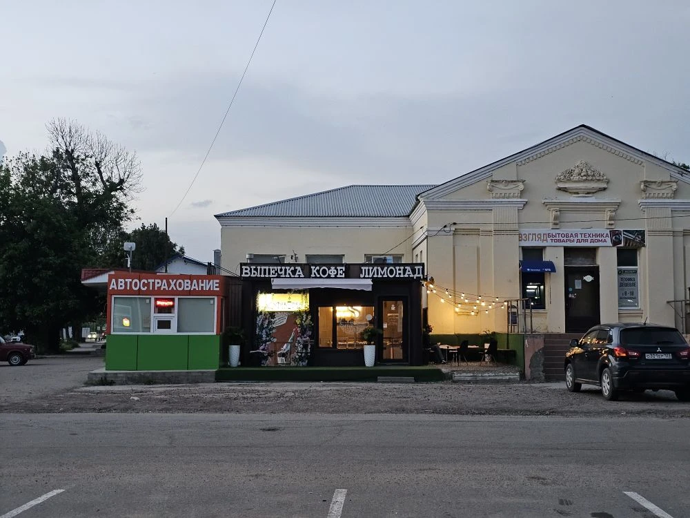Тихий вечер в станице  Теплый майский вечер опустился на наш райцентр. В центральном парке возле Дом