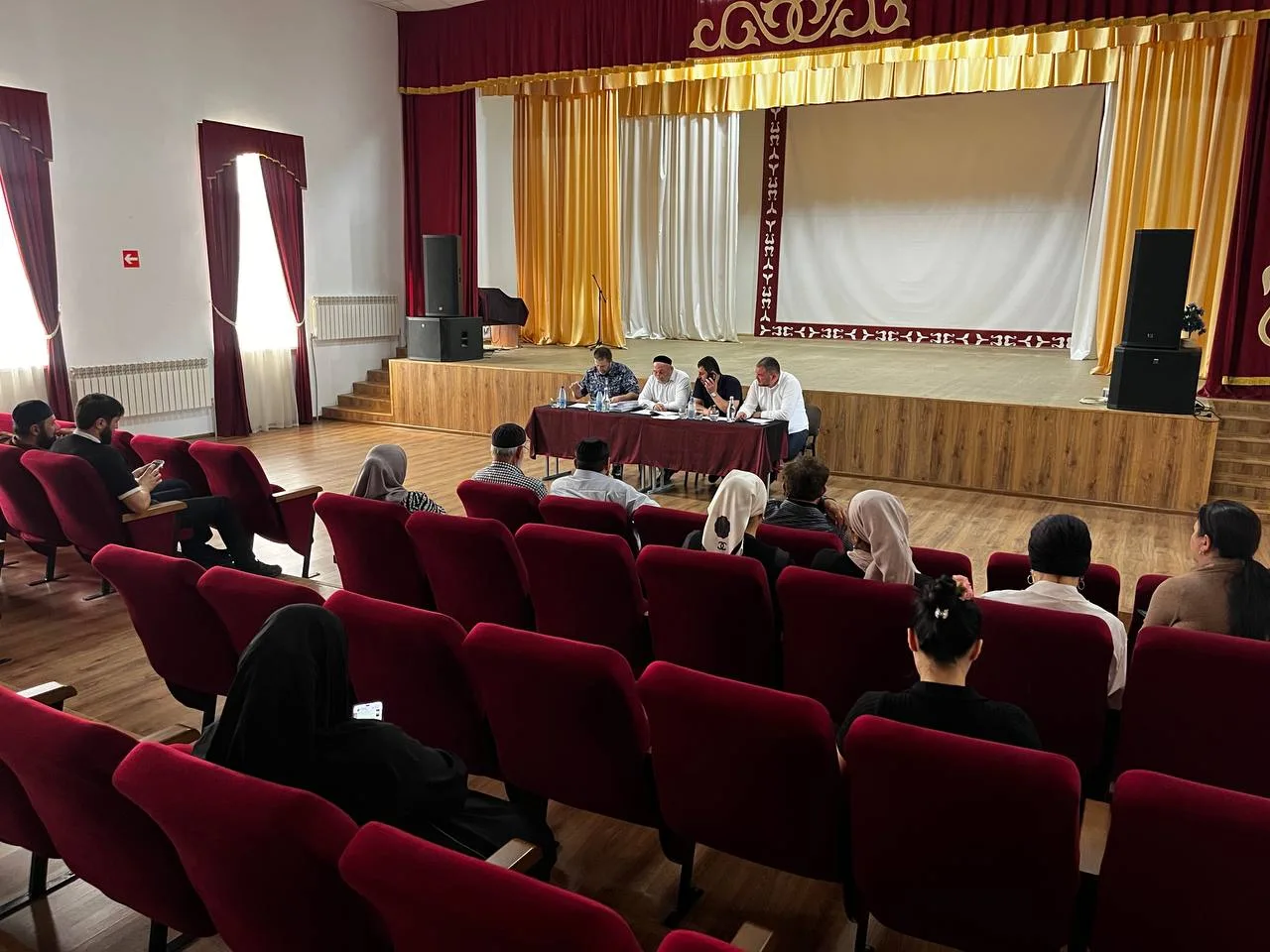 В МКУ «КДЦ» ММР на базе СДК с.п Сагопши прошло рабочее совещание, посвященное вопросам ...