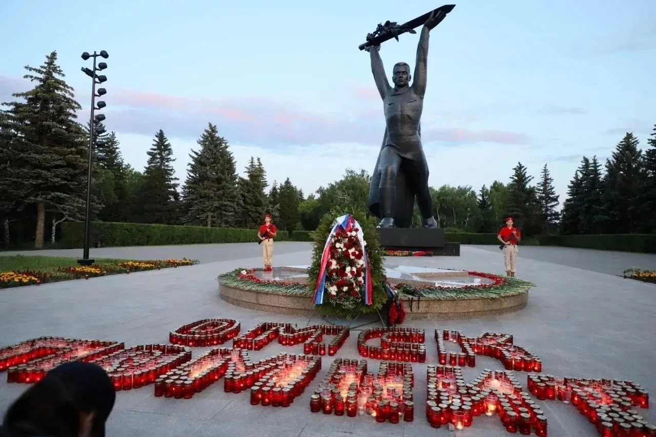 22 июня 2026 года омичи зажгут 20 тысяч свечей в Парке Победы. 🕯️

Все желающие омичи у Вечного огн