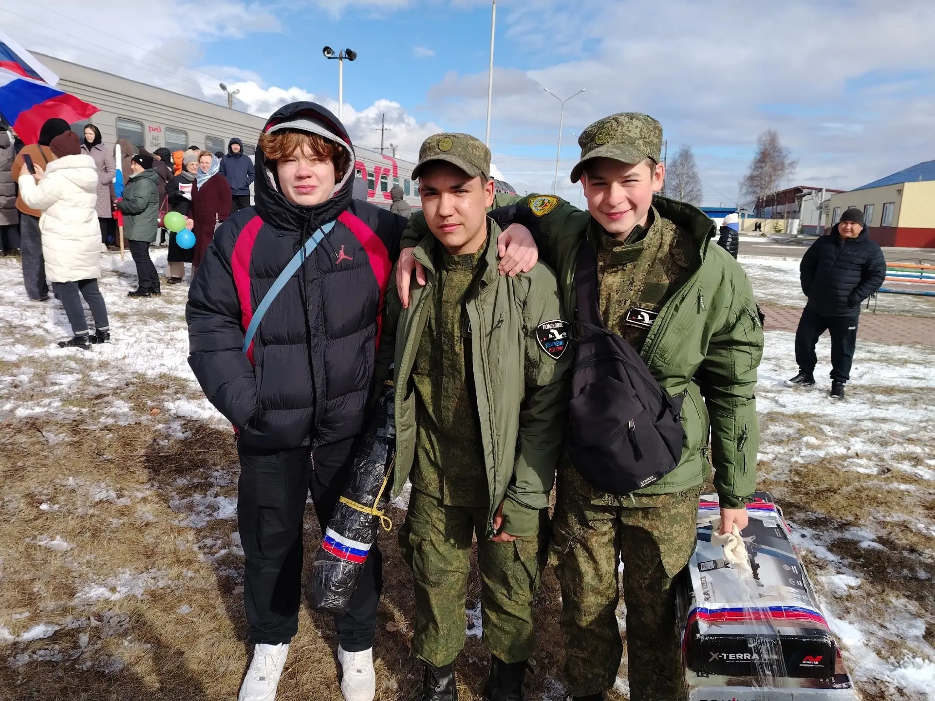 🇷🇺ПАТРИОТЫ РОССИИ  На перроне железнодорожного вокзала Нижневартовска очень оживленно. Мамы и папы, 