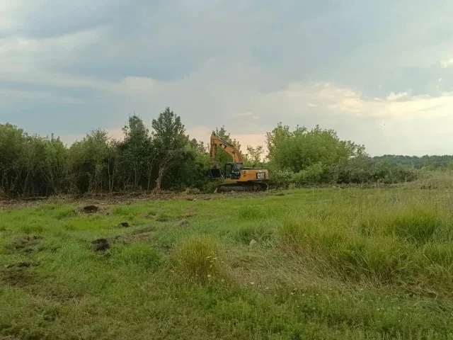 В селе Насоново на улице Октябрьская продолжаются подготовительные работы перед установ...